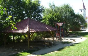 Gartenbereich mit Sandkasten und Kletterturm