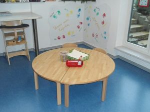 Das ist der Mal-, und Basteltisch.